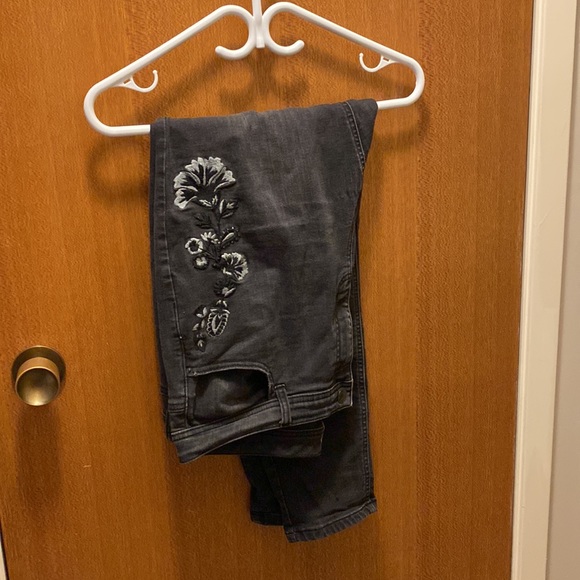 I am selling jeans. - Picture 3 of 3